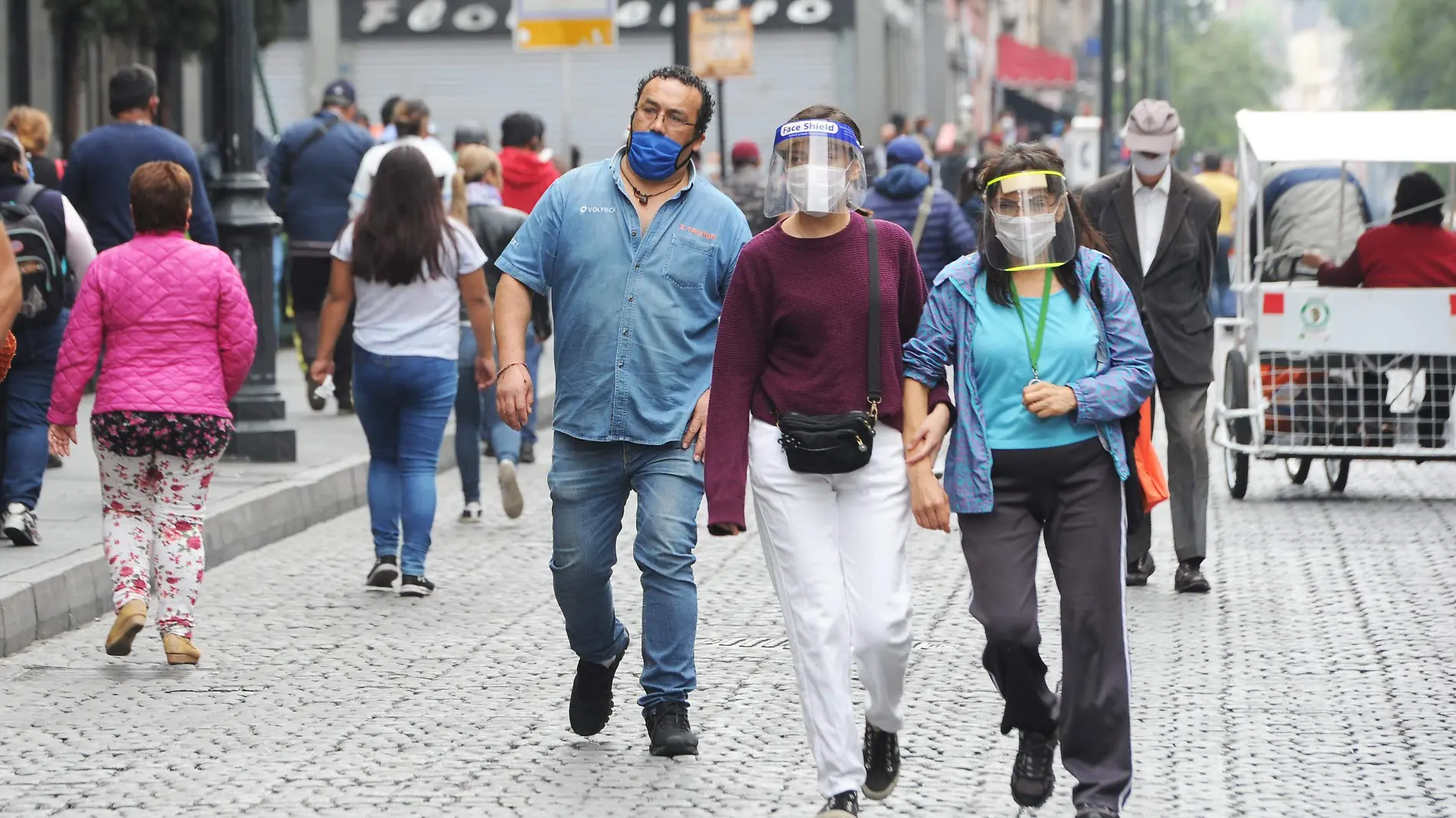 GENTE DE COMPRAS. Foto Mauricio Huizar (4)